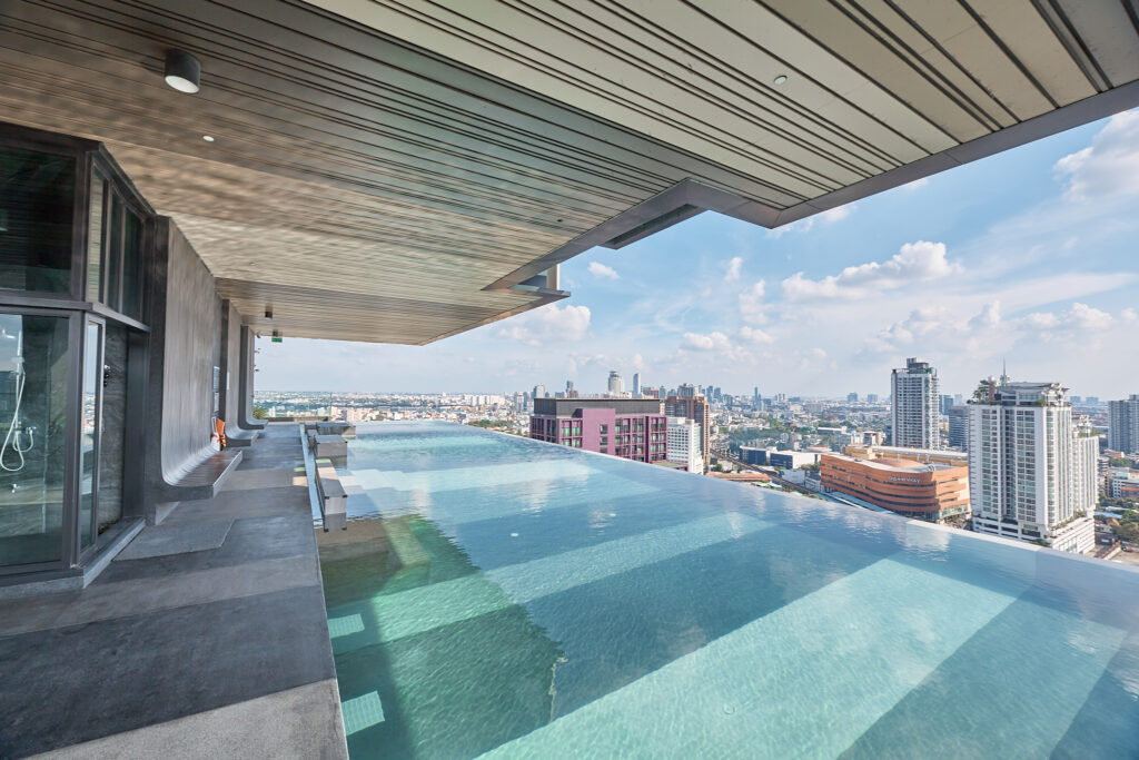 Infinity edge pool