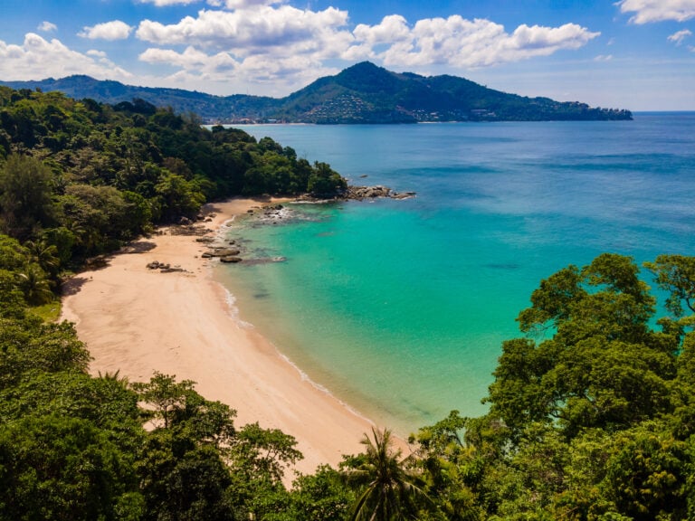 ท็อปลิสต์หาดสวยภูเก็ต เล่นน้ำ นอนชิล เช็คอิน ไปเที่ยวทั้งทีต้องห้ามพลาด!