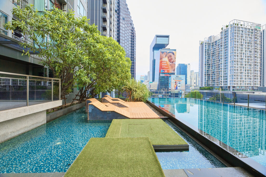 Rhythm Asoke swimming pool