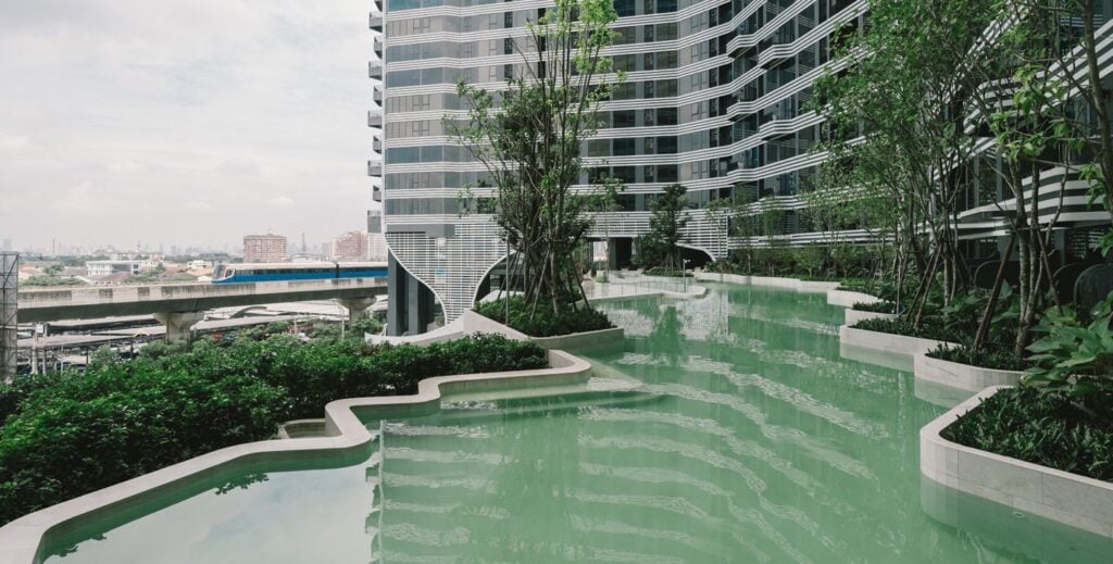 Ideo Mobi Sukhumvit Eastpoint Swimming Pool