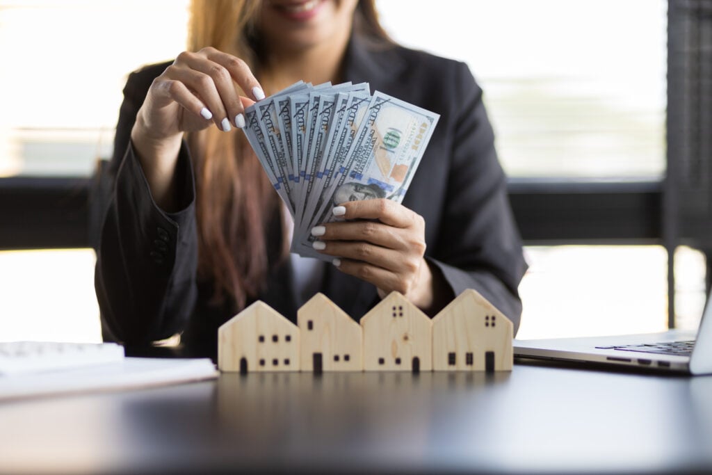 real-estate-agent-businesswoman-counting-cash-deposit