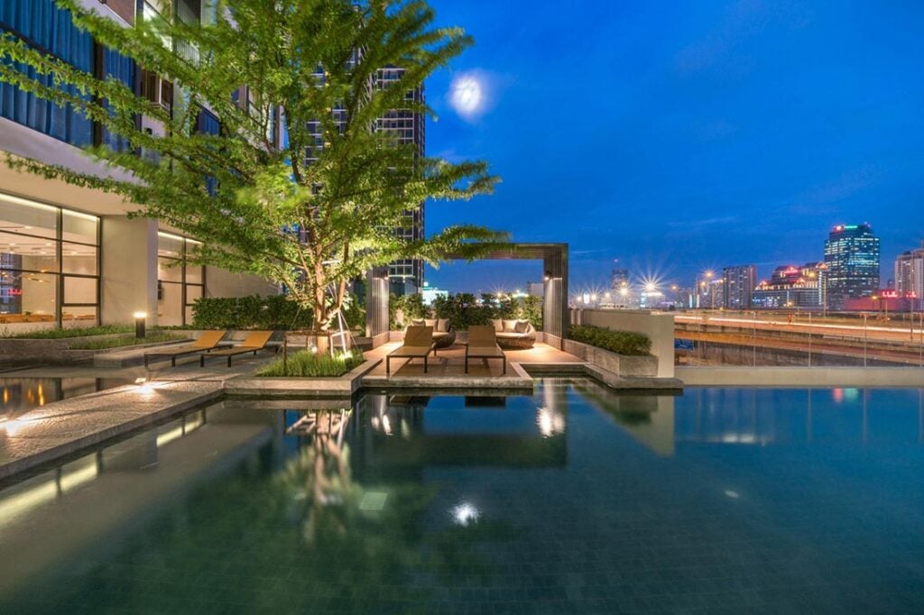 Chewathai Residence Asoke Large ozone swimming pool with children's pool