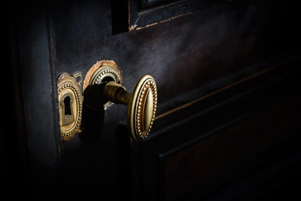 detail-of-antique-golden-door-handle-knob-2022-02-01-23-40-38-utc